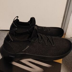 BRAND NEW SKECHERS BLACK  SNEAKERS MENS SIZE 11 $140 VALUE